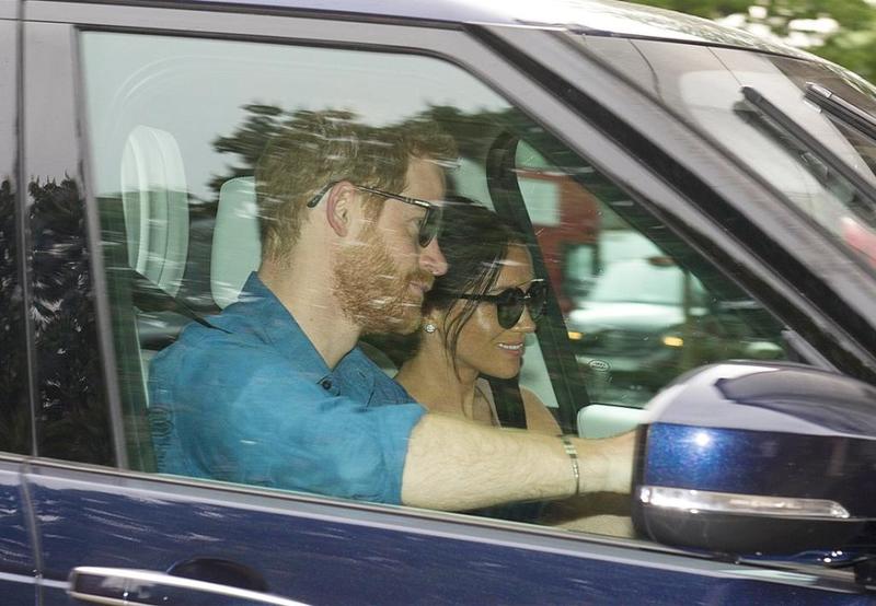 نشرت صحيفة “People” الأمريكية صورة للأمير هاري وعروسه ميغان ماركل وهما في الطريق إلى قصر كنسيغتون الملكي حيث سيبدآن حياتهما الزوجية