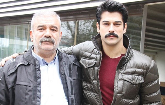 تعرض والد الممثل التركي ​بوراك أوزجفيت​ لحادث سير مما إضطره لقطع عطلته  بمدينة أنطاليا – Chada TV
