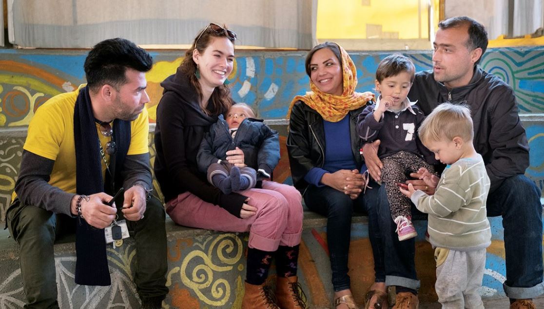 زارت الممثلة البريطانية لينا هيدي، المعروفة بدور “الملكة سيرسي” في مسلسل Game of Thrones، مخيمات اللاجئين في جزيرة ليسبوس اليونانية فهي أحد سفراء لجنة الإنقاذ الدولية.